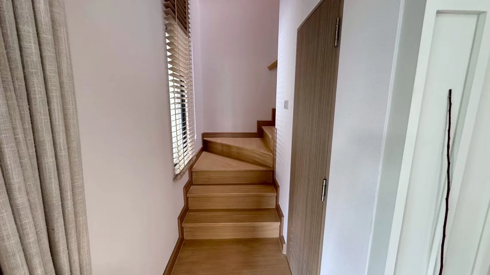 Лестница с поворотом в доме Maple, Engel Haus