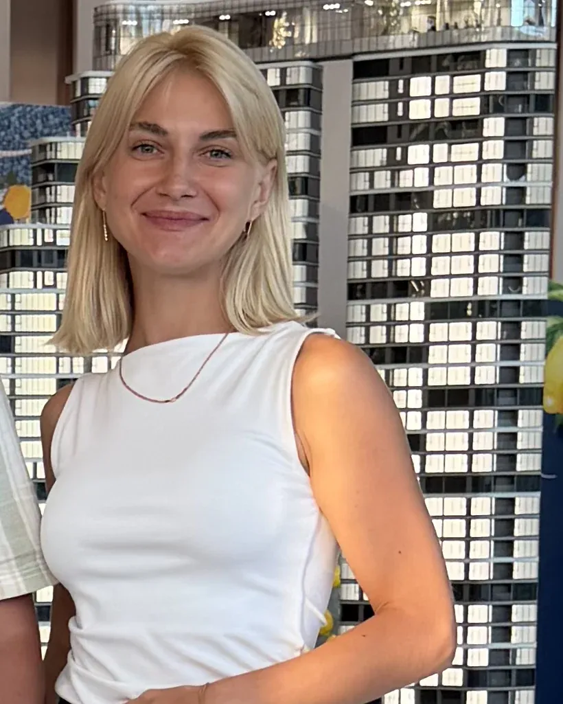 Kristina Shchapova в шоуруме проекта в Паттайе